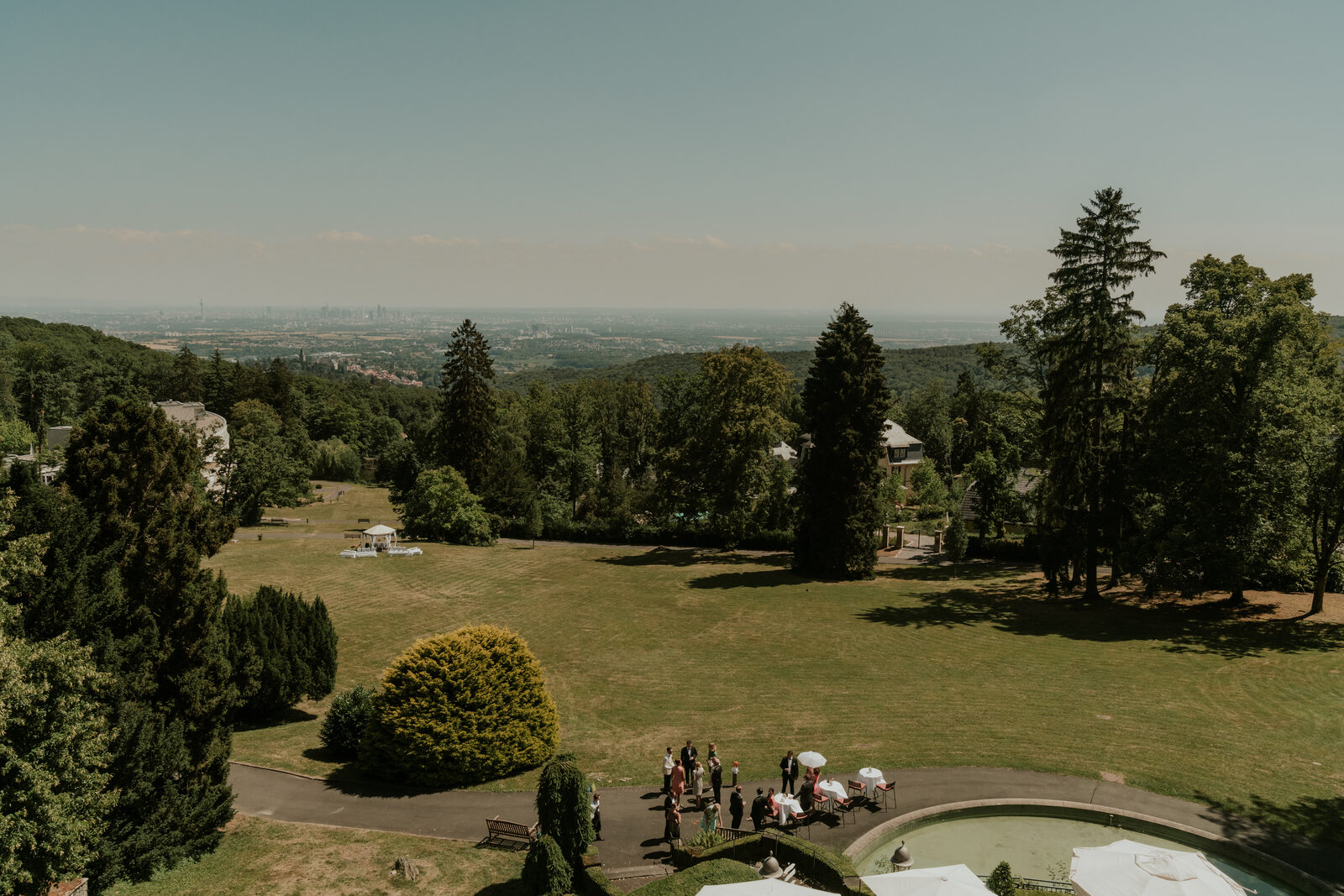 Blick vom Hotelpark über Wiesen und Bäume bis in die Rhein-Main-Ebene