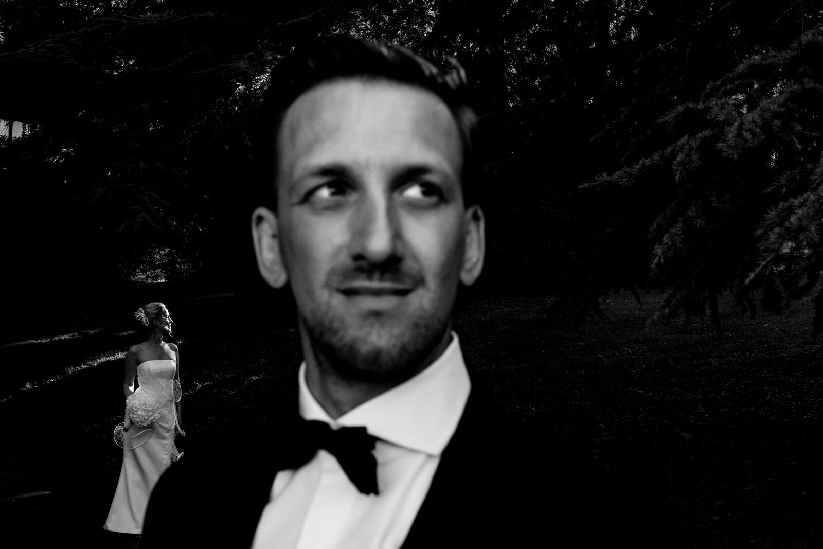 Porträt des Bräutigams mit Glas in der Hand vor dunklem Hintergrund — Schwarz-Weiß