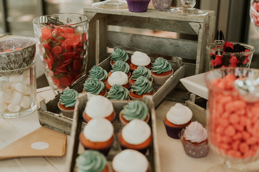 Dessert-Tisch mit Cupcakes auf der Burg