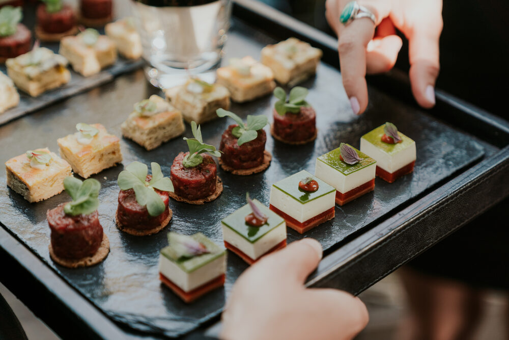 Fingerfood wird beim Empfang gereicht