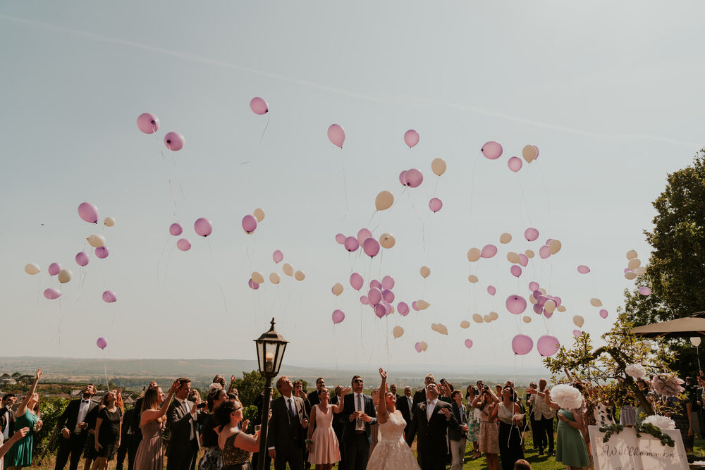 Die Gäste lassen bunte Luftballons über der Burg steigen