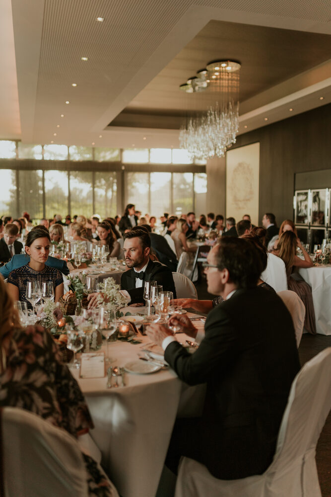Die Gäste beim Essen im festlich gedeckten Saal
